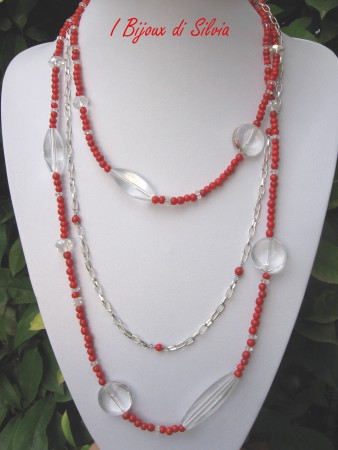 Collana lunga ca. 1,20 cm, perle vetro rosse e trasparenti, catena color argento. E' possibile usarla in 3 modi: lunga, due o tre giri